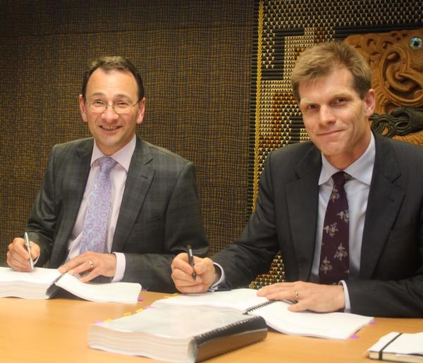 Datacom's New Zealand CEO Greg Davidson (right) signing the Government cloud services contract with Peter Mersi, Acting Chief Executive for the Department of Internal Affairs. 